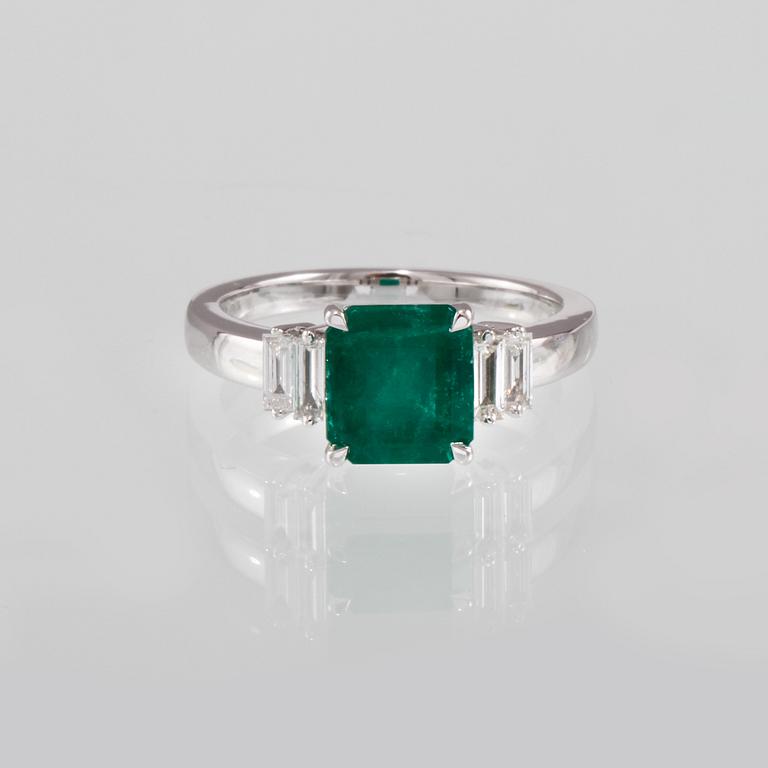 RING, 18k vitguld med smaragdslipad smaragd 2.03 ct samt 4 baguetteslipade diamanter 0.21 ct. Vikt 5,51 g.