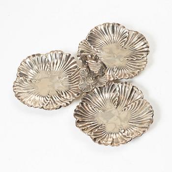 Tredelat serveringsfat, silver, 1900-tal.