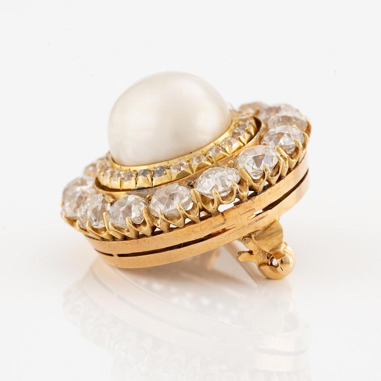 A brooch in 14K gold with a pearl and old-cut diamonds, Russia 1899-1908.