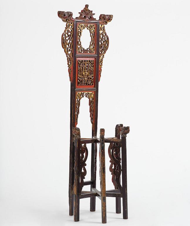 A Chinese lacquered and gilt wood stand for a basin, late Qing dynasty, 19th century.