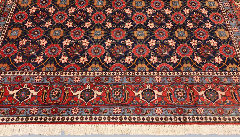A semi-antique Varamin carpet, approx. 327 x 216 cm.