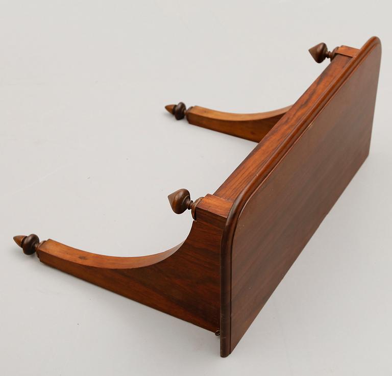 PIGTITTARE MED KONSOL, 1800-/1900-tal.