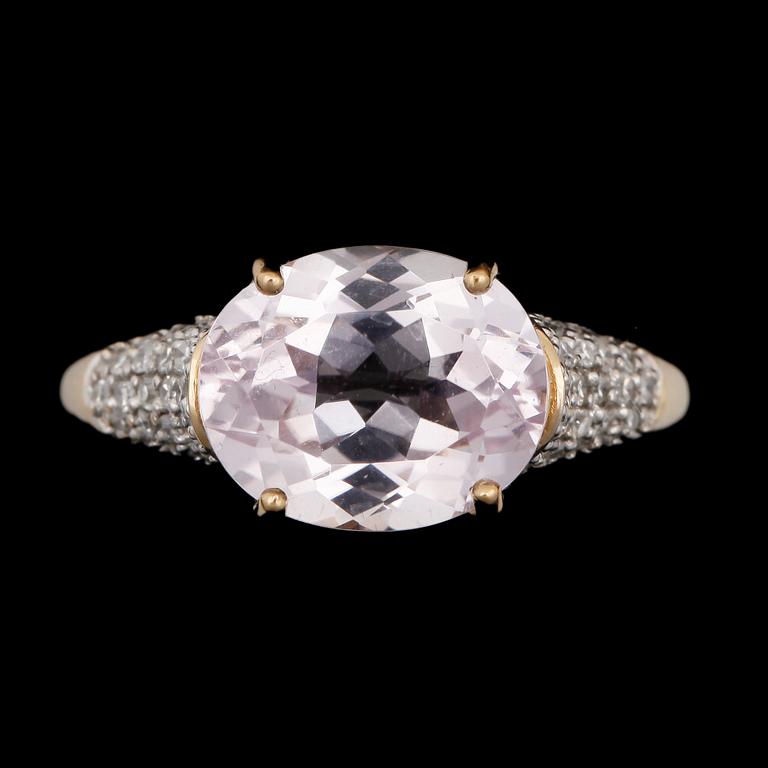 RING, 18k guld med rosa topas ca11x9mm och diamanter tot ca0,31ct. 2000-tal. Vikt 4,6g.