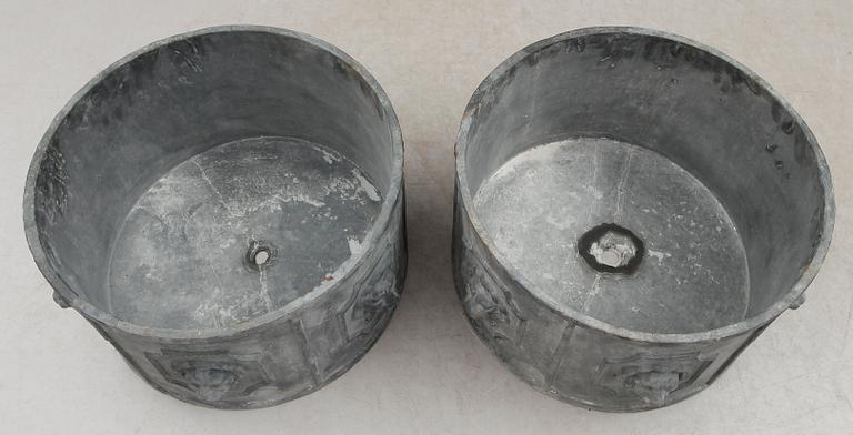 TRÄDGÅRDSURNOR, 1 par, gjutjärn, modern tillverkning.