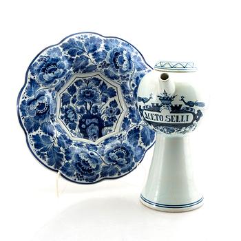 Buckelfat samt apotekskrus med lock Delft 1900-talets mitt fajans.