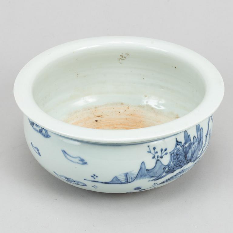 A blue and white tripod censer, Qing dynasty (1664-1912).