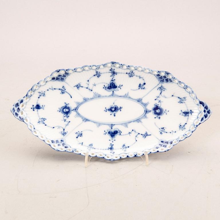 A 44 pcs Royal Copenhagen "Musselmalet" dinner service, Denmark, later part of the 20th century.