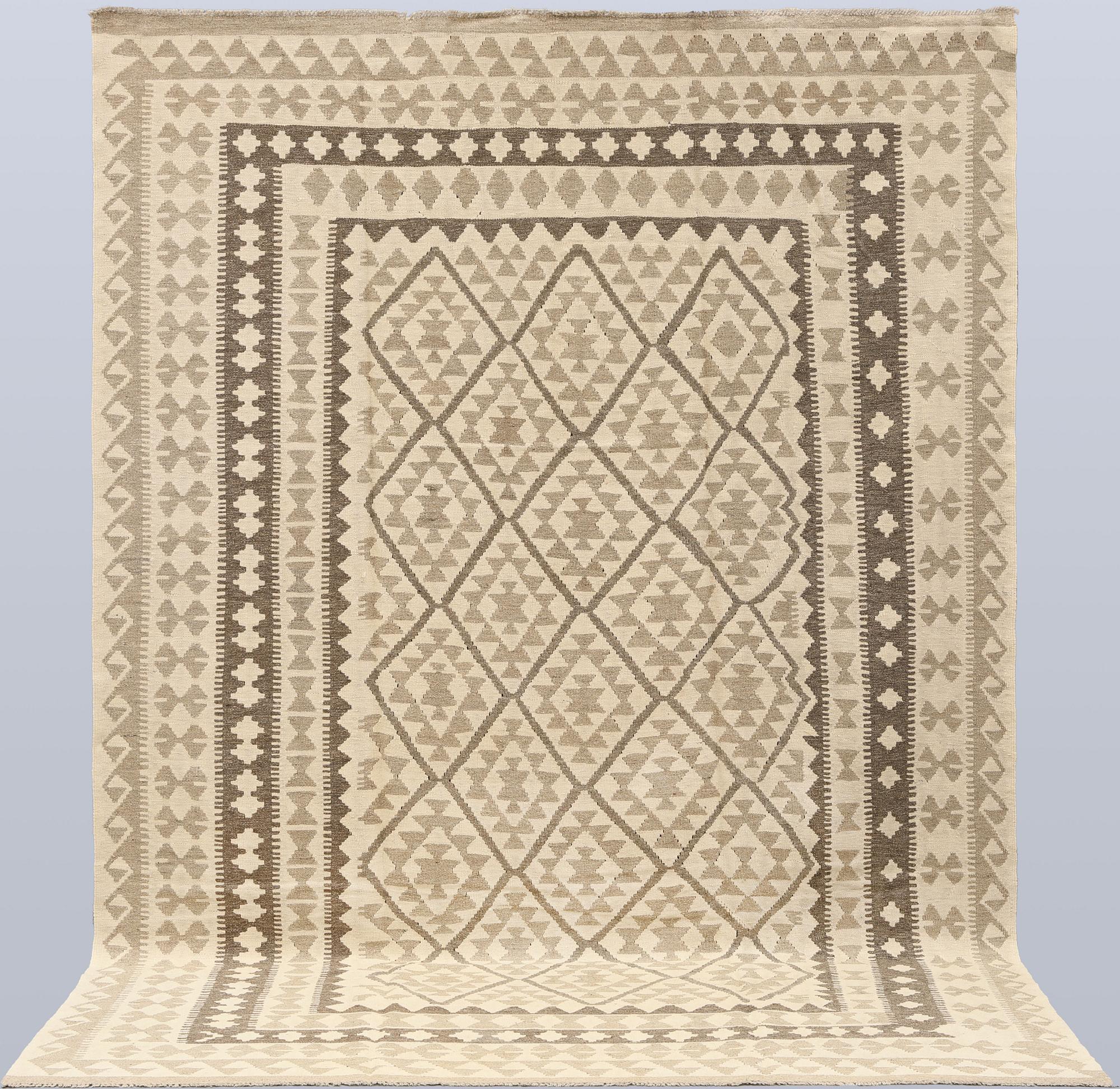 A Kelim carpet, 298 x 205 cm.
