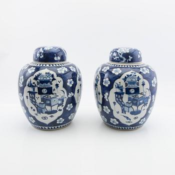 Lock urns, a pair, Kangxi style, 19th century.