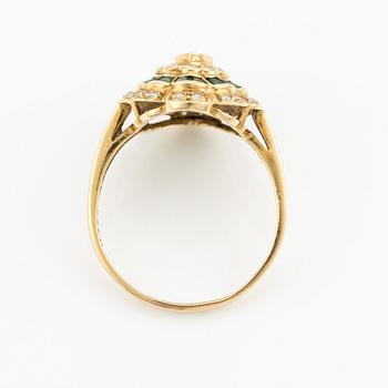 Ring, 18K guld med smaragder och briljantslipade diamanter.