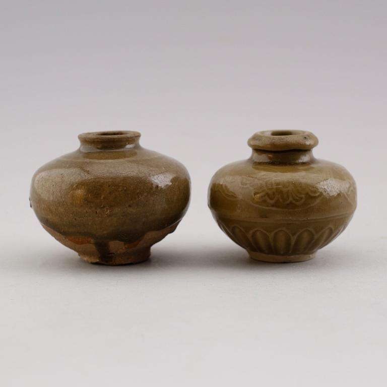 VASER, 2 st, stengods, Kina, Sung or Yuan, 1200-/1300-tal.