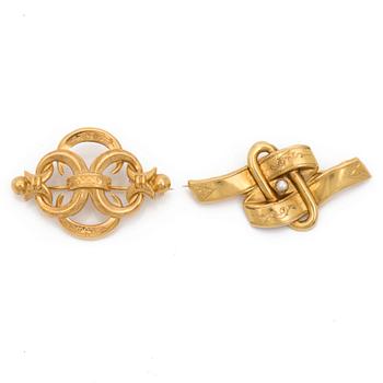 Two 18K gold brooches, one set with a seedpearl.