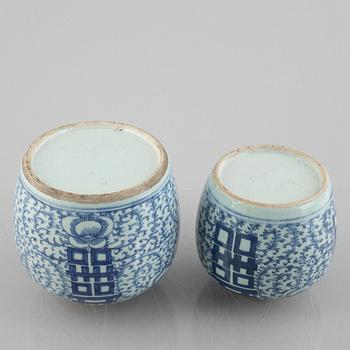 Bojaner, a pair, similar, porcelain. China, Qing, circa 1900.