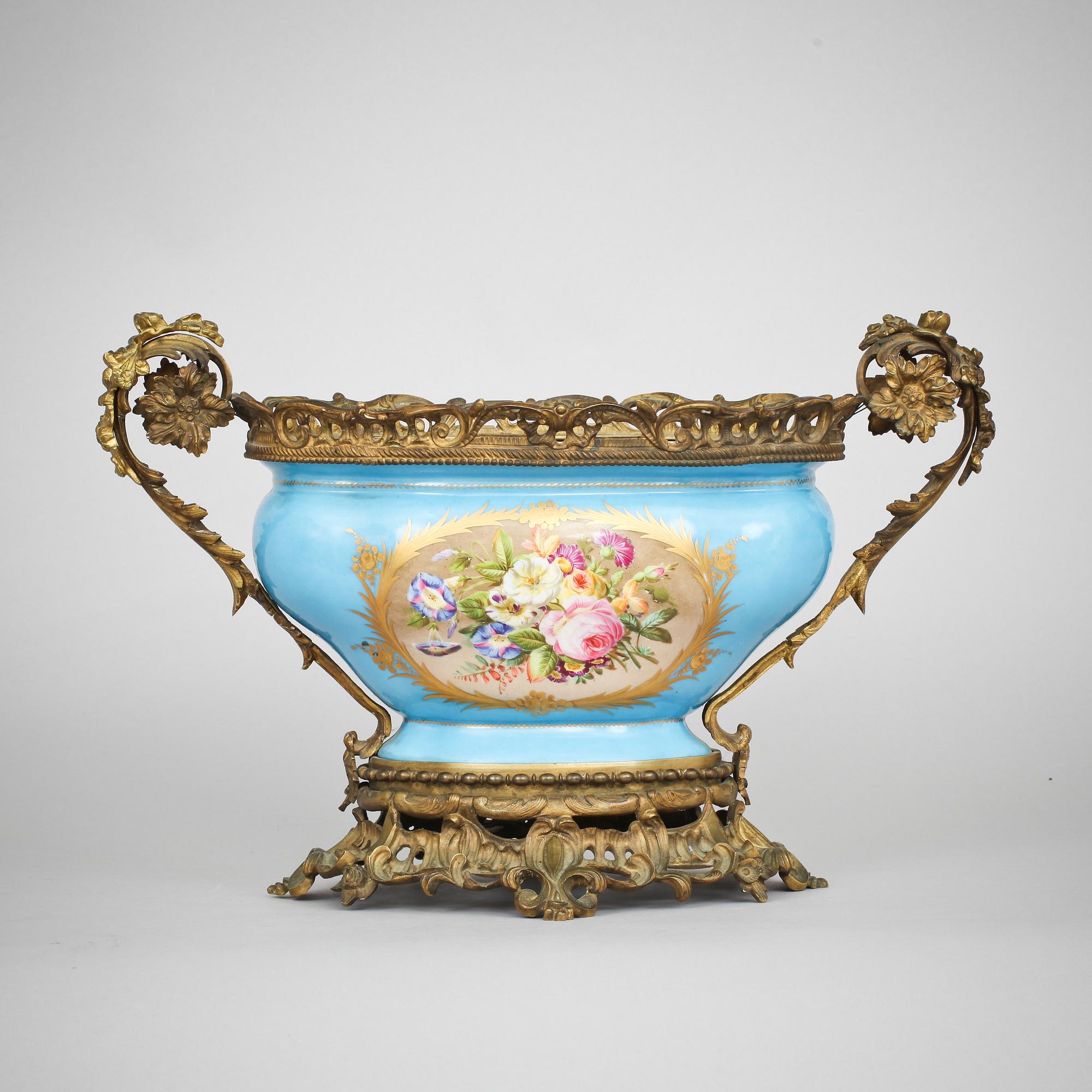 JARDINIERE, mässingsinfattat porslin. Nyrokoko, 1800-talets slut.