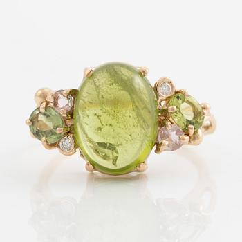 Ring, Mandelstam, 18K guld med cabochonslipad peridot, turmaliner och briljantslipade diamanter.