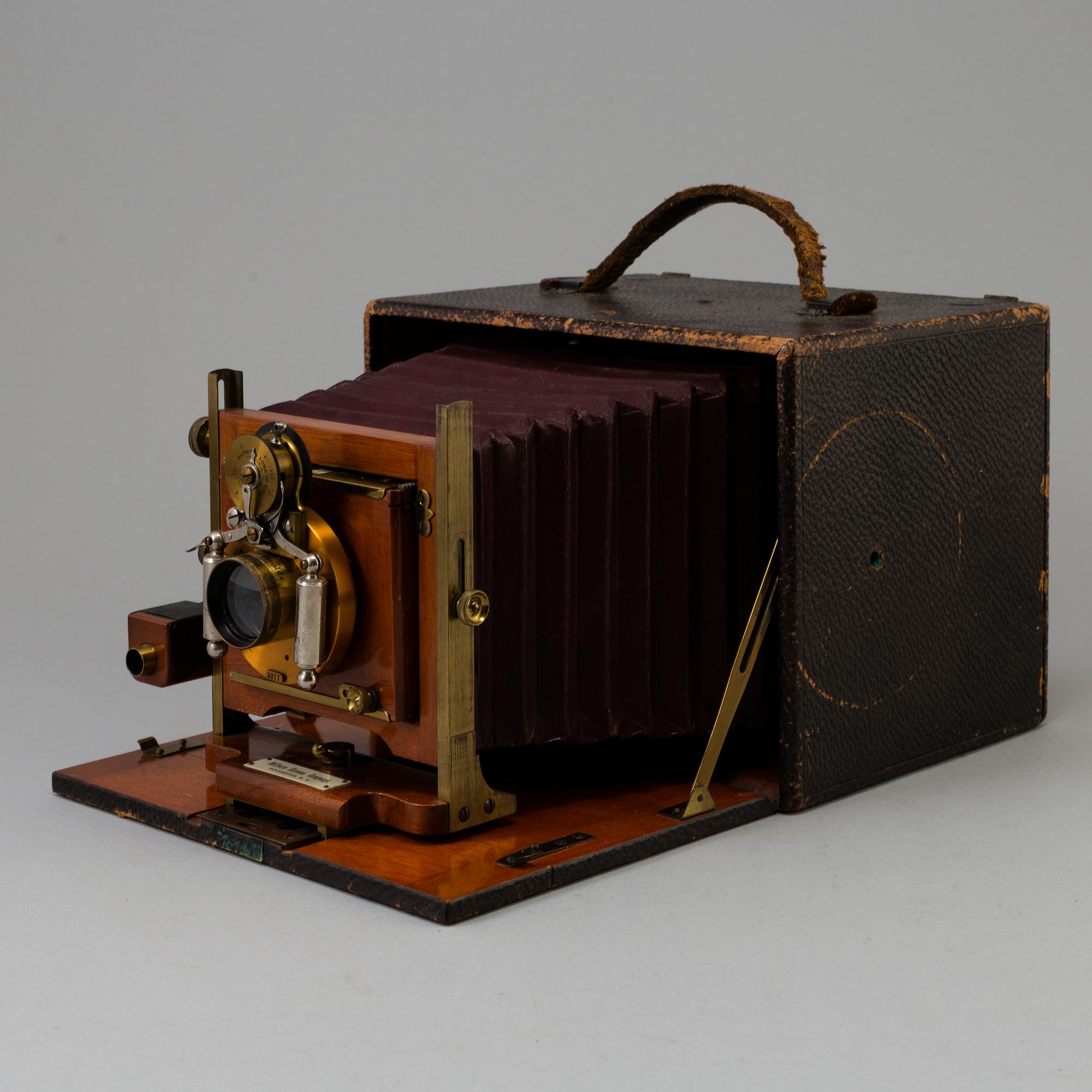 A "The Korona Hand Camera", Milburn Camera Company, New York, USA from around year 1900.