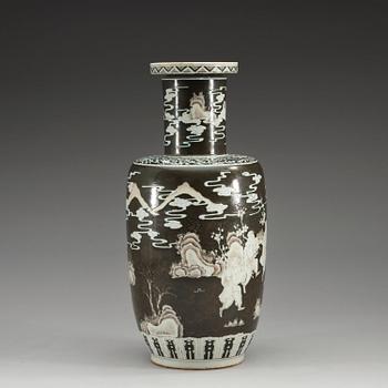 A black and white and enamel red jar, late Qing dynasty.