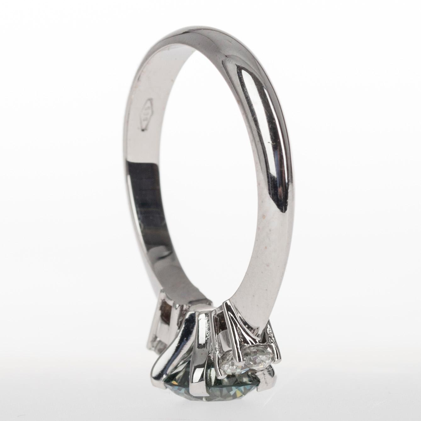 RING, vitguld 14K, briljantslipade diamanter. Mittsten 1,18 ct, 2 sidostenar tot. 0,42 ct. Vikt 3,7 g. Intyg.