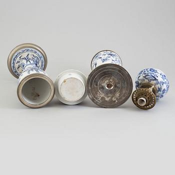 BORDSLAMPOR, ett par, porslin, möjligen Dresden, 1900-talets början.