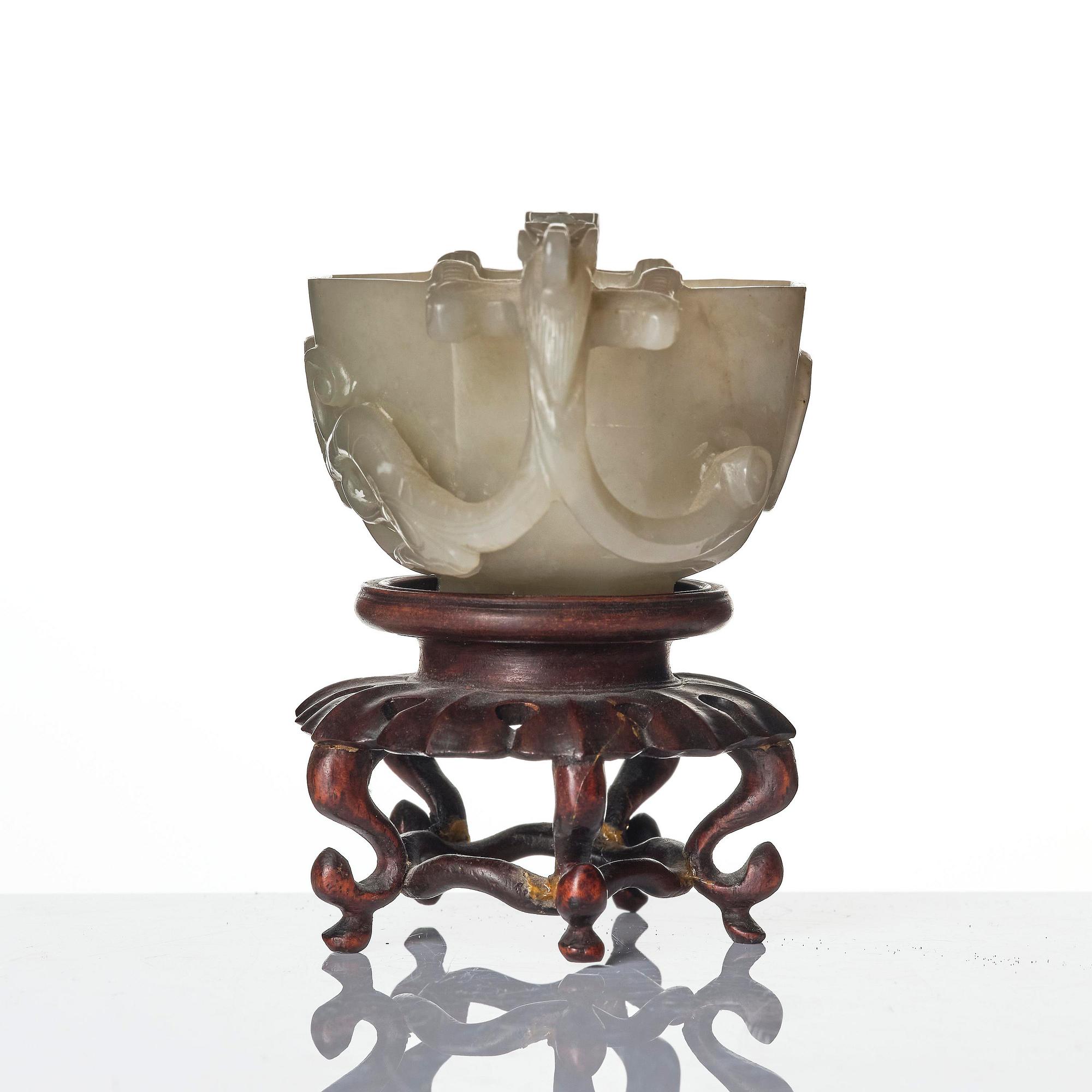 A carved nephrite cup with 'chilong' handles, late Qing dynasty/early 20th century.