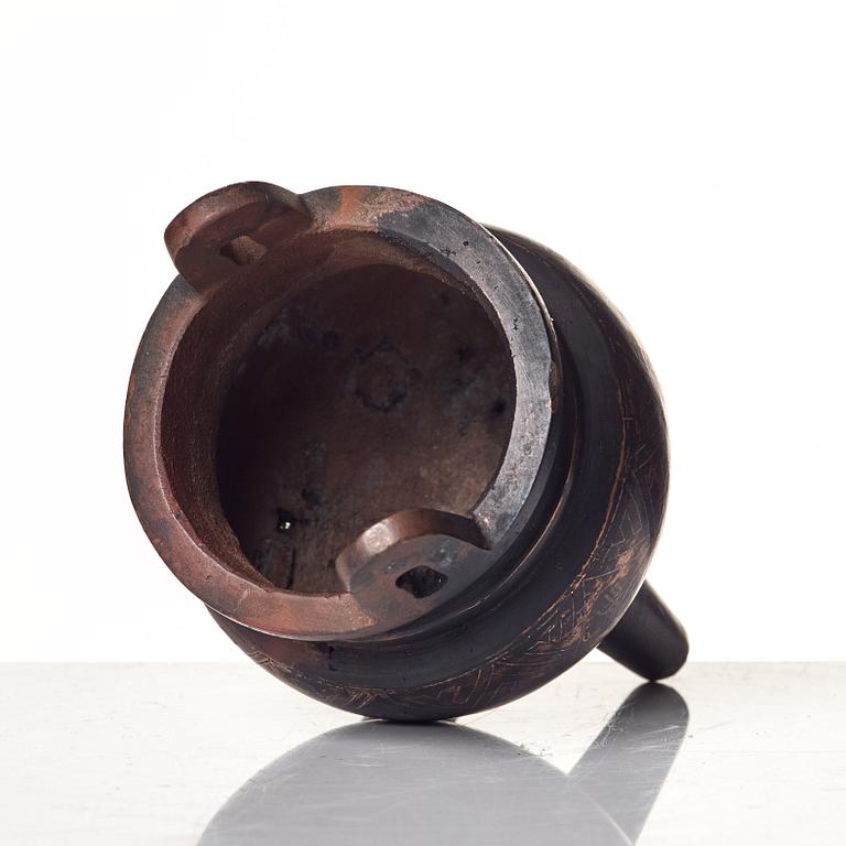 A tripod bronze censer, Qing dynasty (1664-1912).