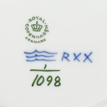 ROYAL COPENHAGEN, tallrikar 3 st, porslin, "Musselmalet", modell 1098 och 624, Danmark.