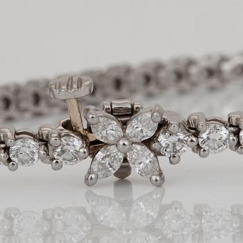 ARMBAND, Tiffany & Co, med briljant-och navetteslipade diamanter, cirka 3.40 ct.