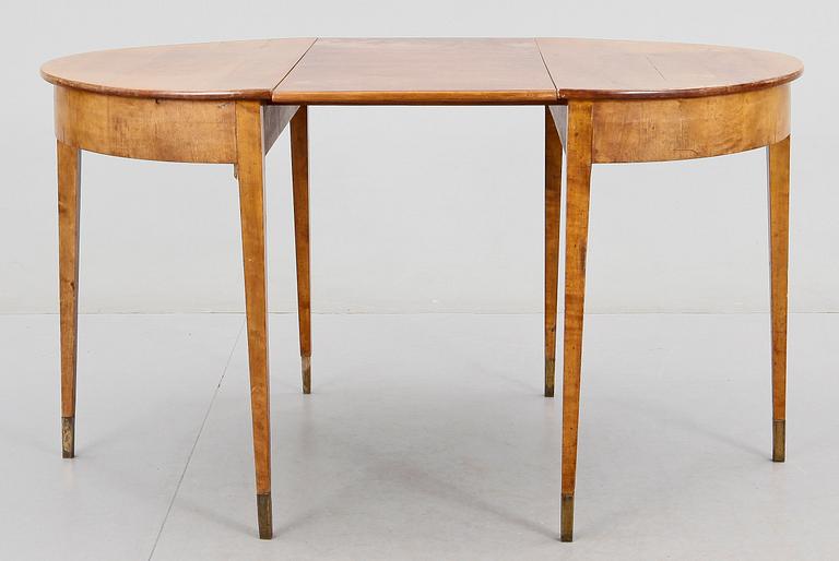 HALVMÅNEBORD, ett par, samt iläggsskiva, sengustaviansk stil, 1800-tal.