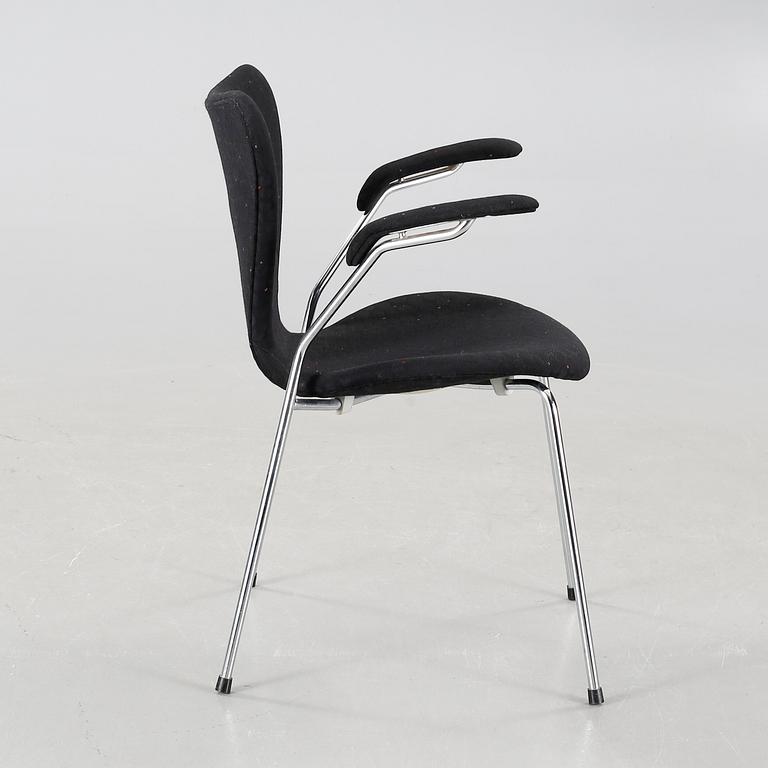 ARNE JACOBSEN, karmstol, "Sjuan", Fritz Hansen, daterad 1994.
