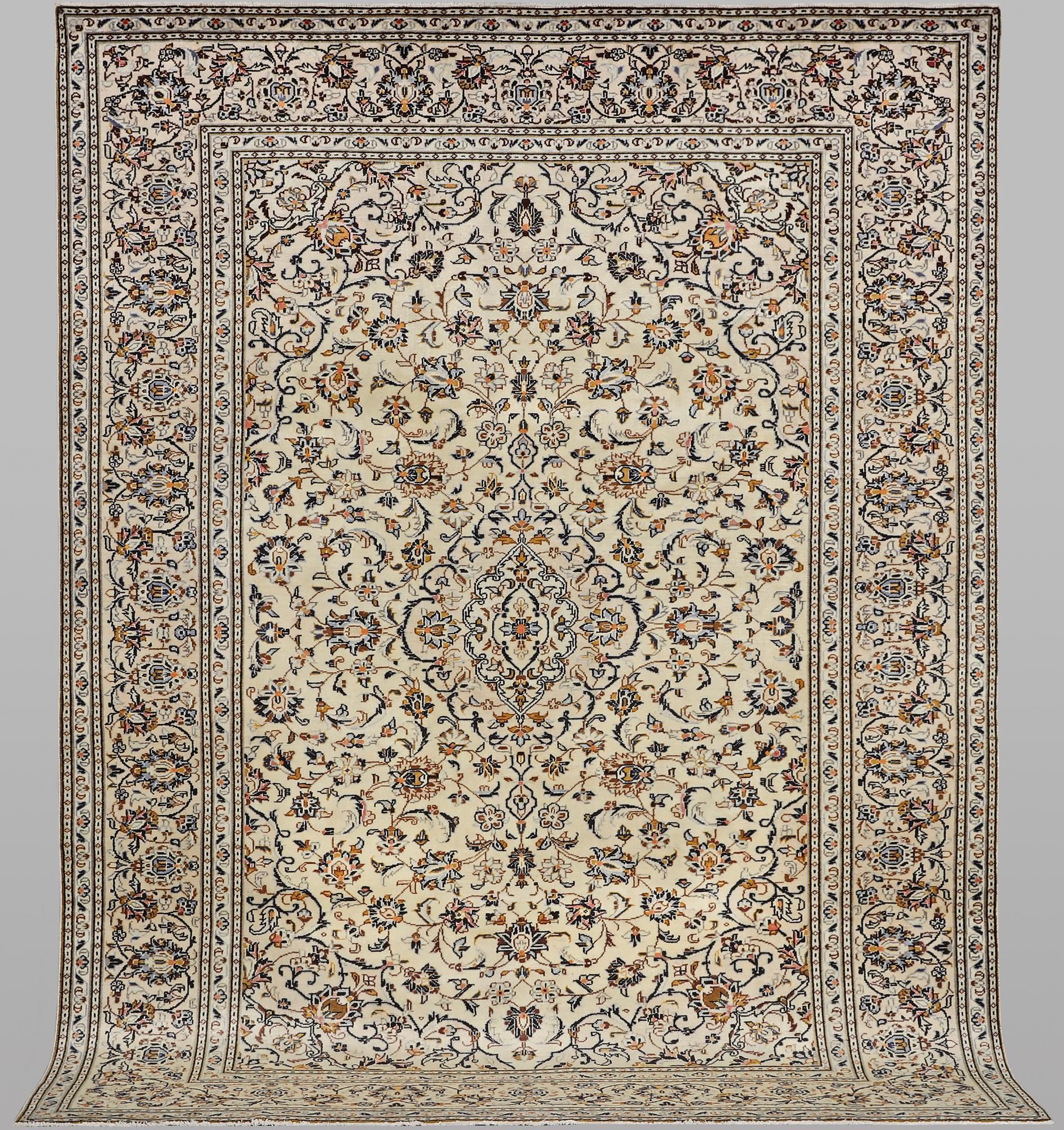 A carpet, Kashan, ca 298 x 199 cm.
