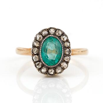 RING, med smaragd, ca 0,90 ct och rosenslipade diamanter, totalt 0,16 ct, Ryssland, omkring sekelskiftet 1900.