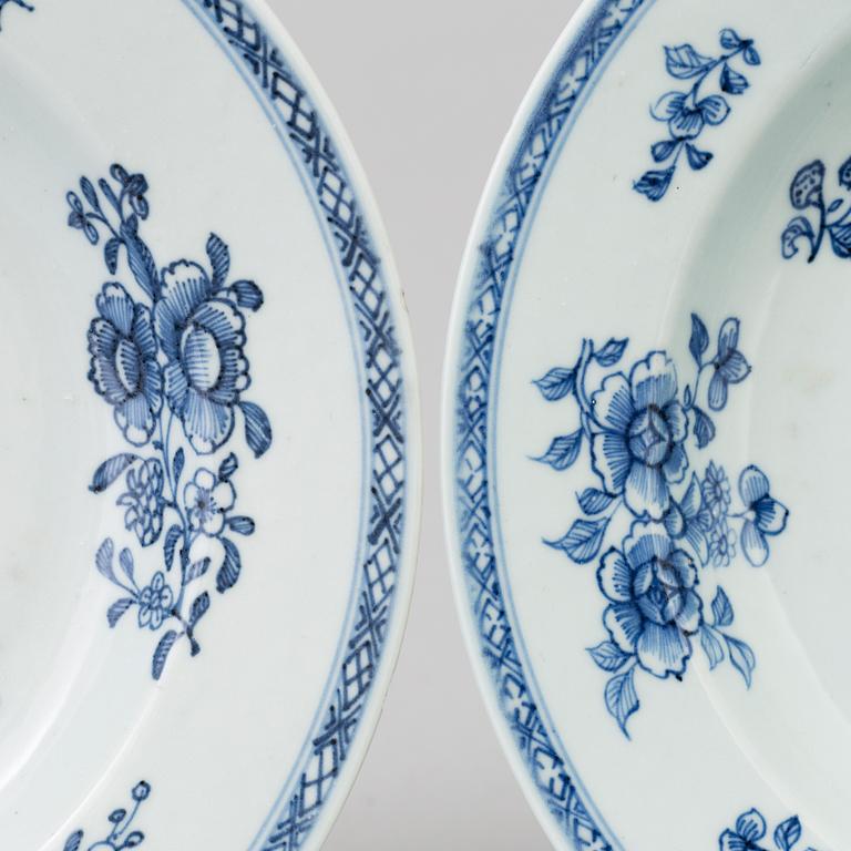 A pair of blue and white export porcelain dishes, Qing dynasty, 18th century.