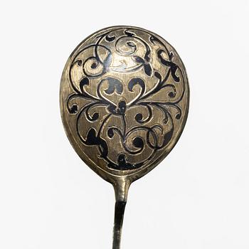 Fjodor Ivanov, teskedar, 6 st, förgyllt silver med niellodekor, kontrollstämpel Viktor Sawinkow, Moskva, Ryssland 1865.