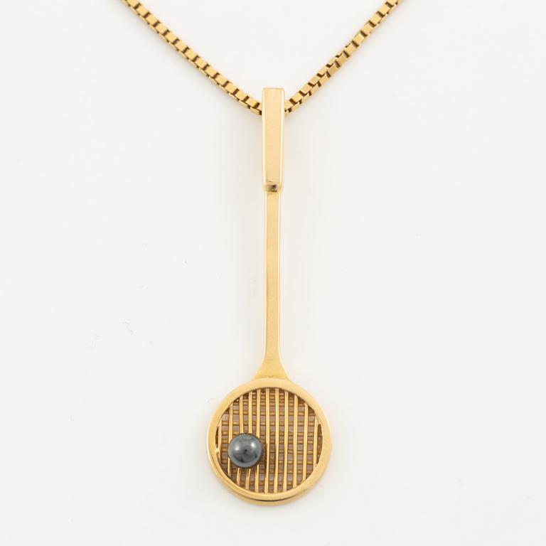 Chain with pendant, in the shape of a squash racket, 18K gold.