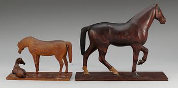 SKULPTURER, 2 st. Hälsingland, 18-1900-tal.