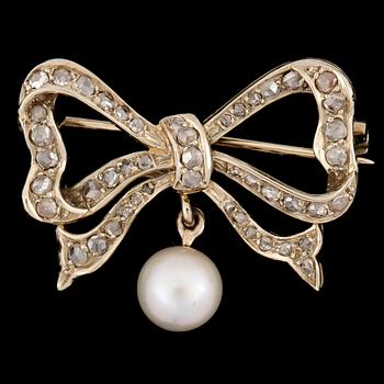 BROSCH, 18k vitguld med rosenslipade diamanter och odlad pärla. 1900-tal. Vikt ca7g.