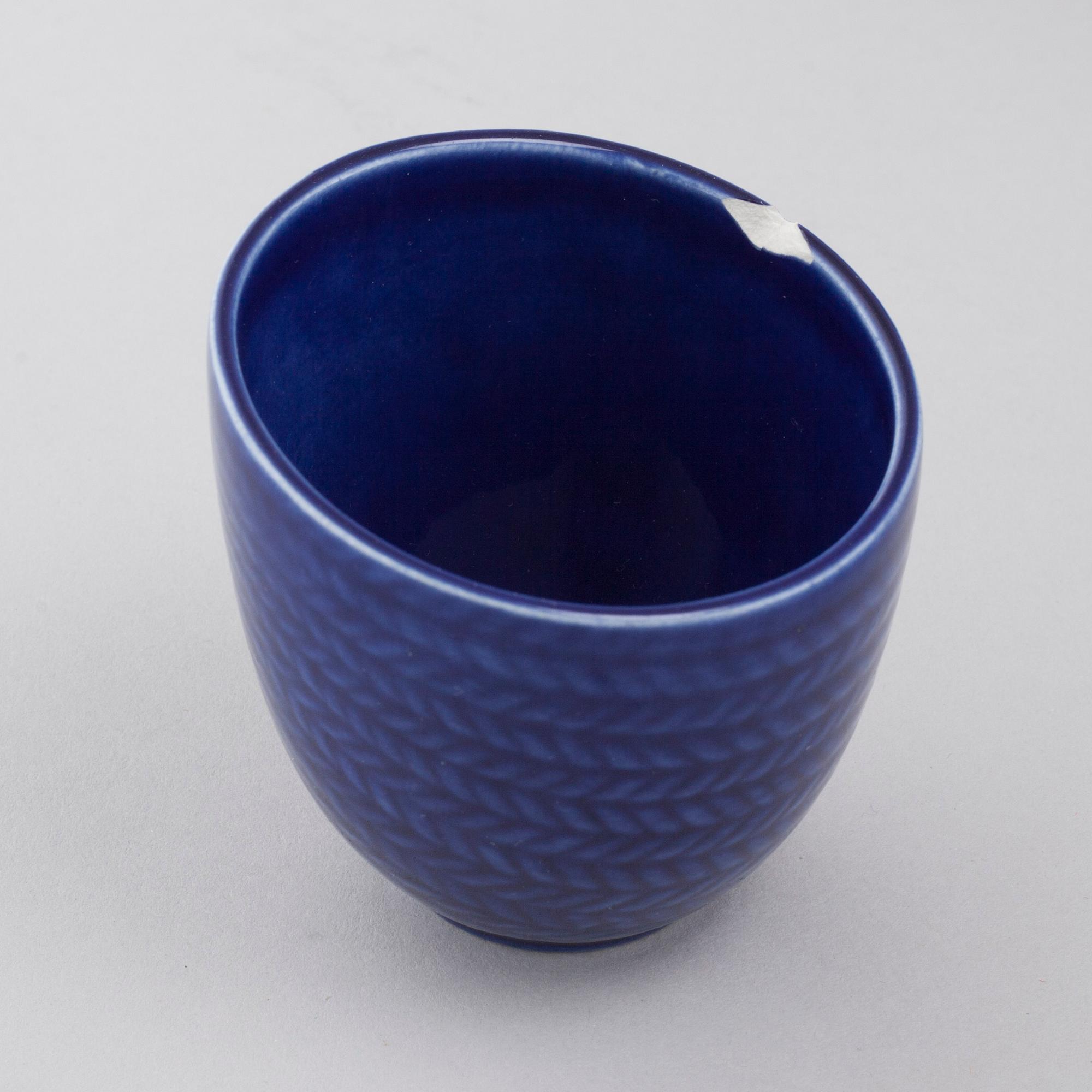 34 pieces of porcelain tableware by Hertha Bengtson for Rörstrand, model "Blå eld", second half of the 20th century.