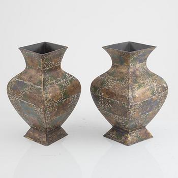 A pair of cloisonne vases, early 20th century.