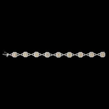 A white brilliant cut diamond, tot. 2.70 cts, and fancy yellow brilliant cut diamond bracelet, tot. 4.07 cts.