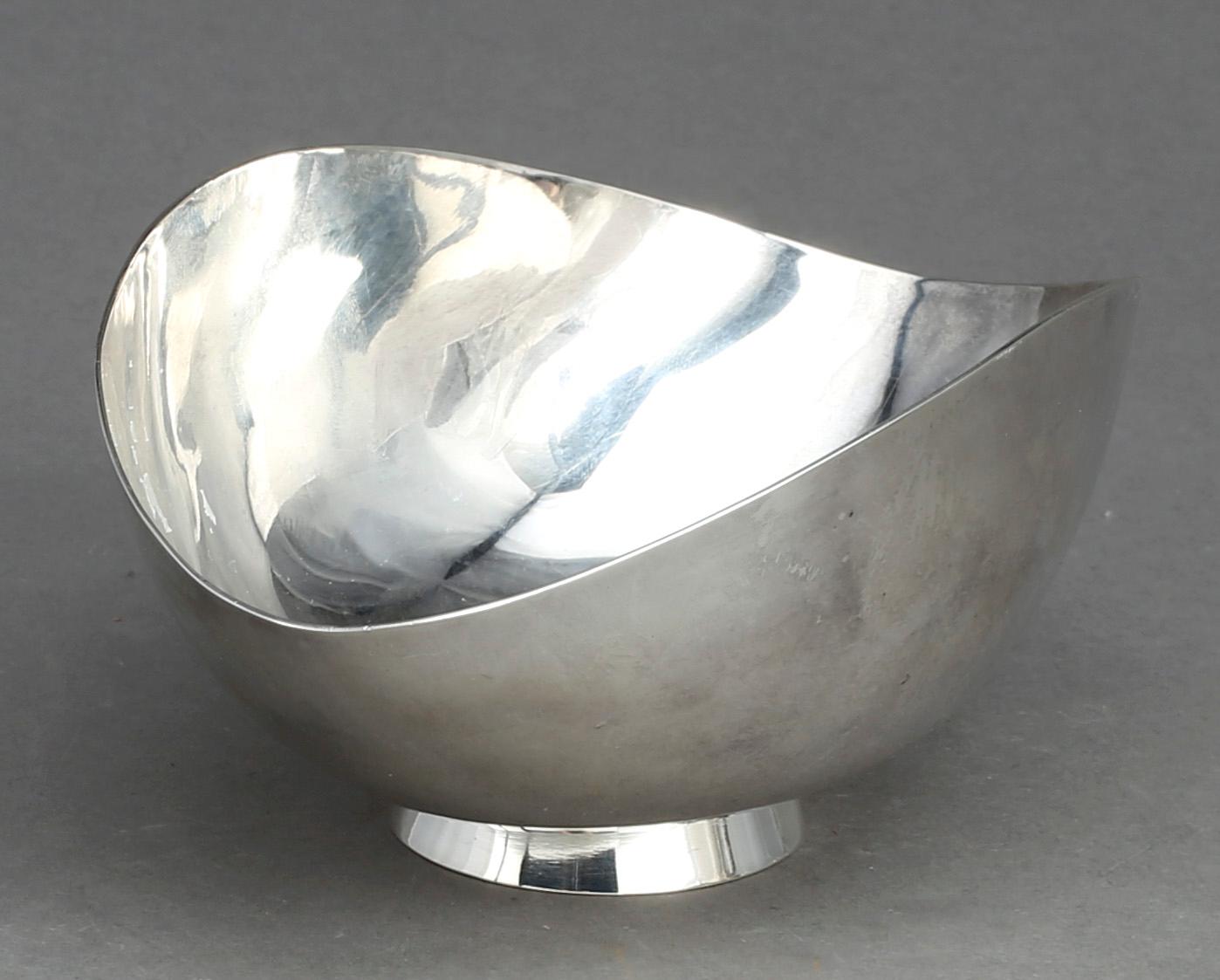 SKÅL, silver, Hélène Gärdfeldt för Hovjuvelerare Carlman AB, Stockholm, 1958. Vikt ca 180,2 g.