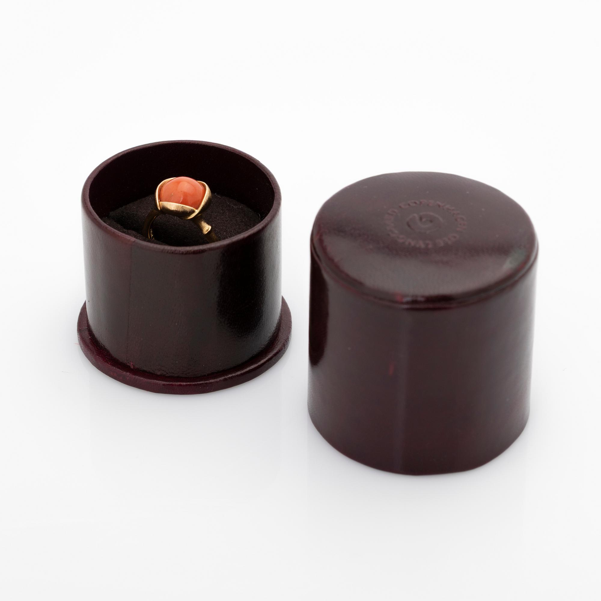 Ole Lynggaard, ring, "Lotus Ring 2", med cabochonslipad korall i 18k rött guld och rosé guld, design Charlotte Lynggaard.