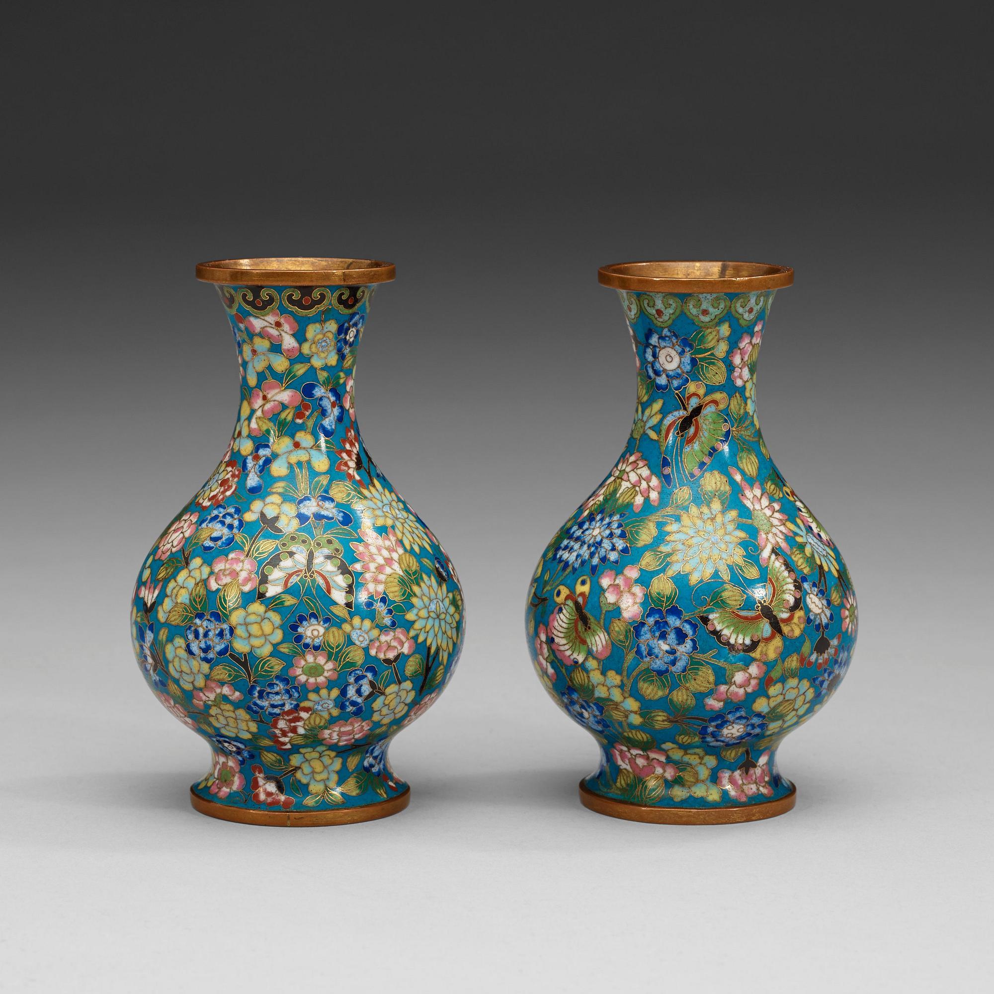 A pair of cloisonné vases, late Qing dynasty, circa 1900.