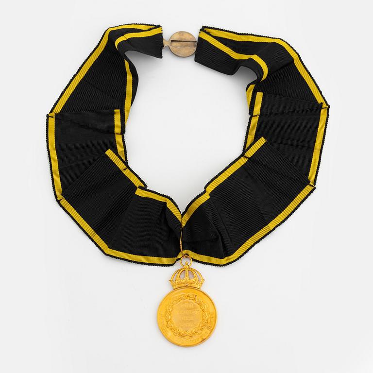 Gustav VI Adolf, medalj, 12 storleken, guld, "för trohet och flit". i etui. 1952, CF Carlman.