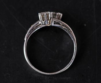 RING, vitguld m biljanter tot ca 0,75 carat.