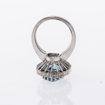 RING, 18K vitguld, akvamarin ca 4,80 ct, diamanter totalt 0,60 ct. Vikt 7,4 g.