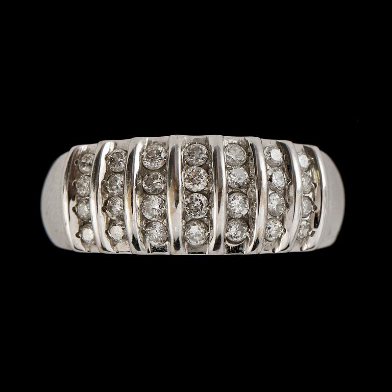 RING, 18k vitguld med 28 briljantslipade diamanter, 0.5 ct enl gravyr, Guldfynd, 1900-talets sista kvartal. Vikt 5 g.