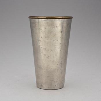 VAS, tenn och mässing. Möjligen Björn Trägårdh. Firma Svenskt Tenn, Stockholm 1948.