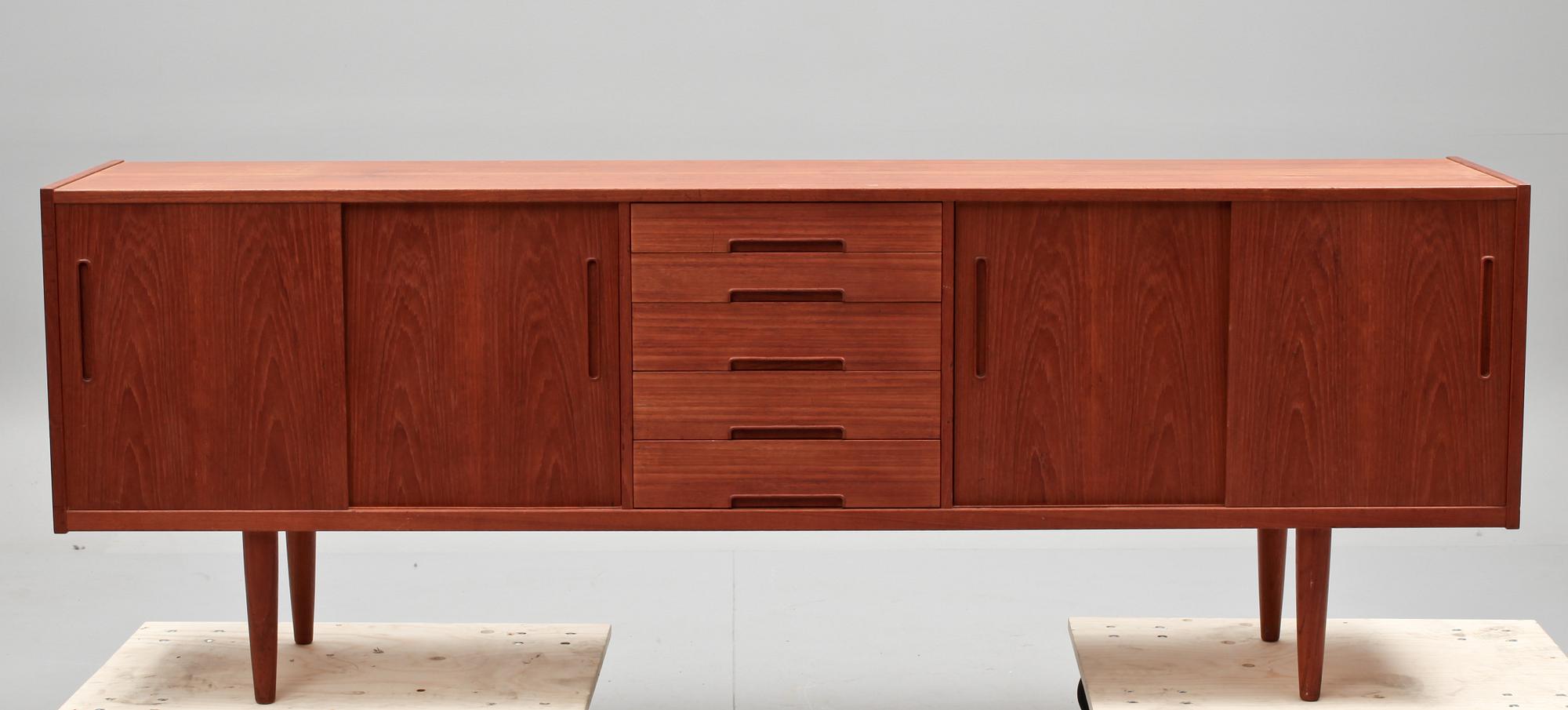SIDEBOARD, Nils Johnsson, Troeds, Bjärnum, 1900-talets andra hälft.