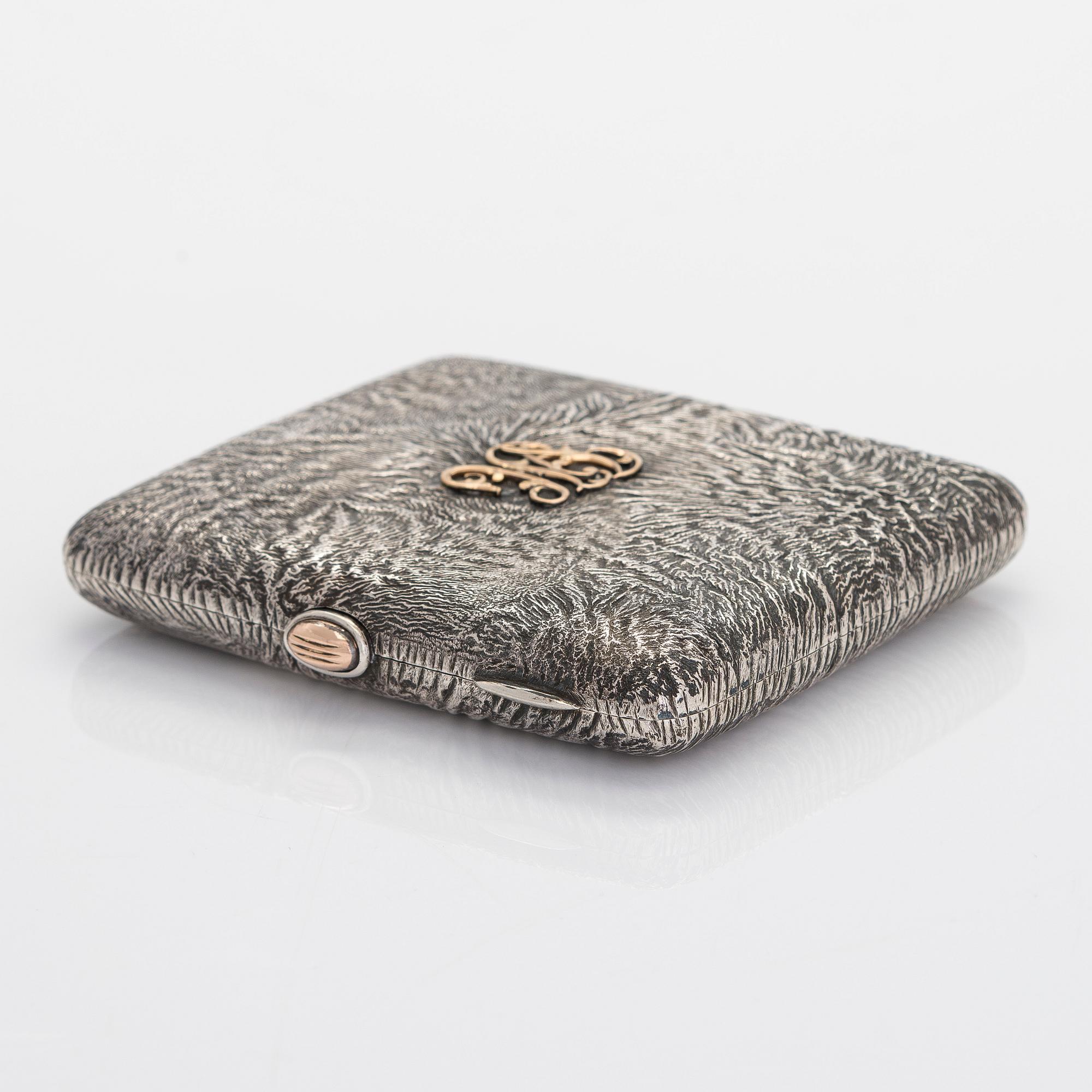 Savukekotelo, hopea, samorodok-tekniikka, Turku 1947 sekä nuuskapurkin kansi, ruotsalaiset leimat 1987.