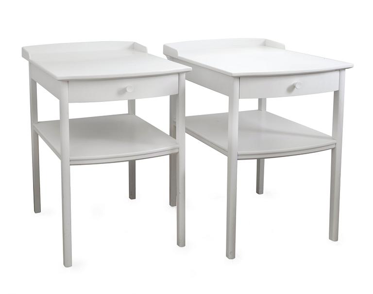 A PAIR OF WHITE LACQUERED BEDSIDE TABLES,
